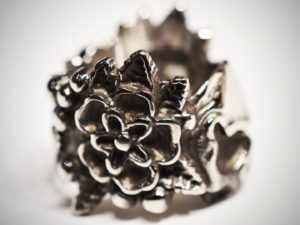 Кольцо череп с цветами