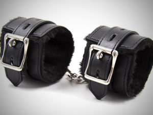 Наручники с мехом black