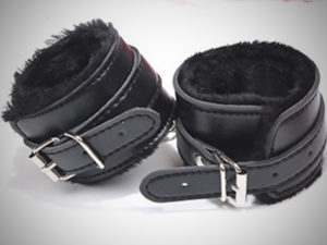 Наручники с мехом black